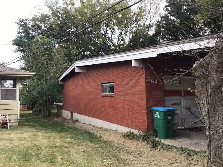 5323 NW Edgewood Cir — Photo 1