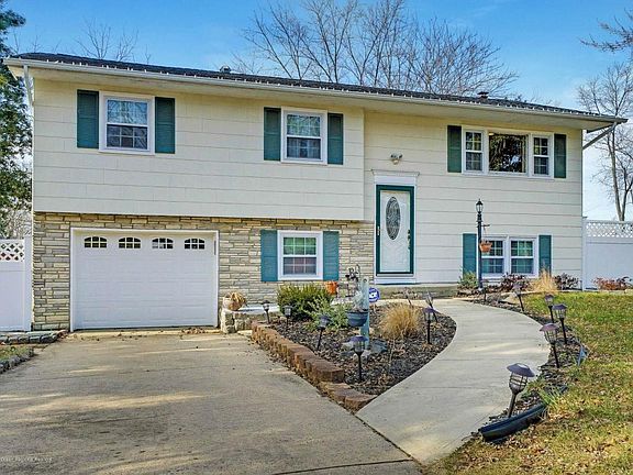 2nd image of 90 Curtis Pl