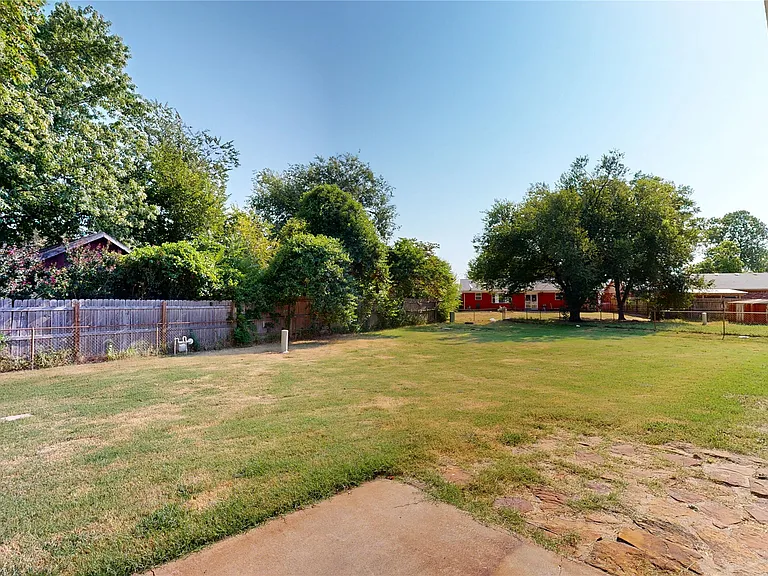 503 W C St — Photo 28