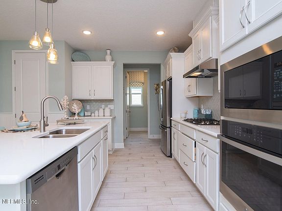 2nd image of 118 Pioneer Village Dr