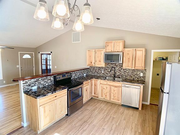 3rd image of 43 Pinewood Dr