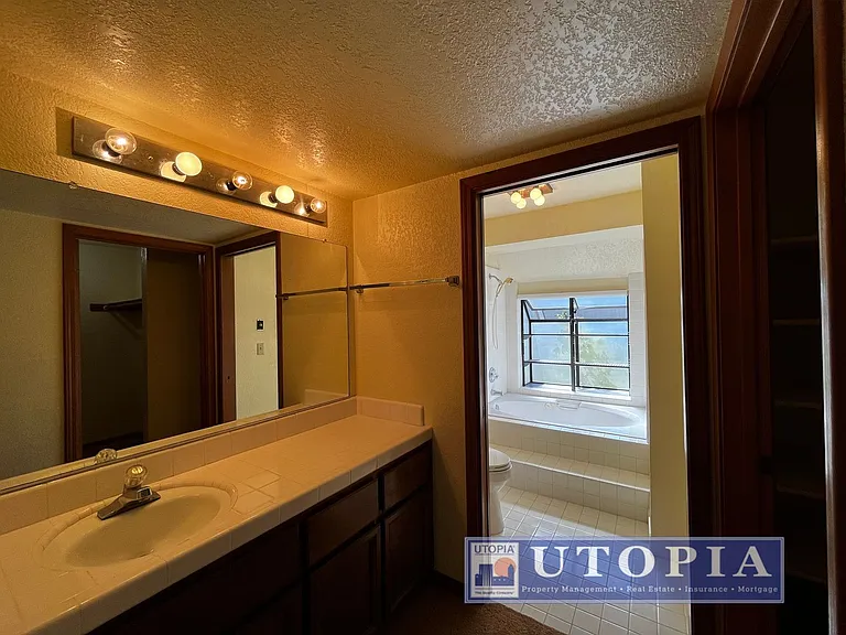 2726 Hampton Ln — Photo 42