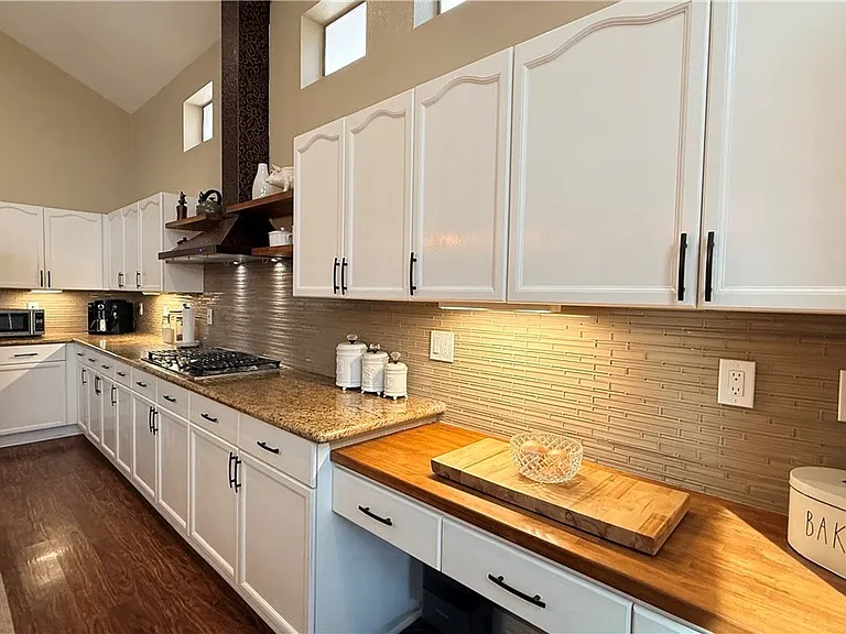 10633 Adamsong Ave — Photo 11