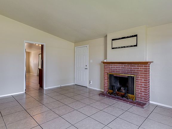 4th image of 2055 W Marlette Ave