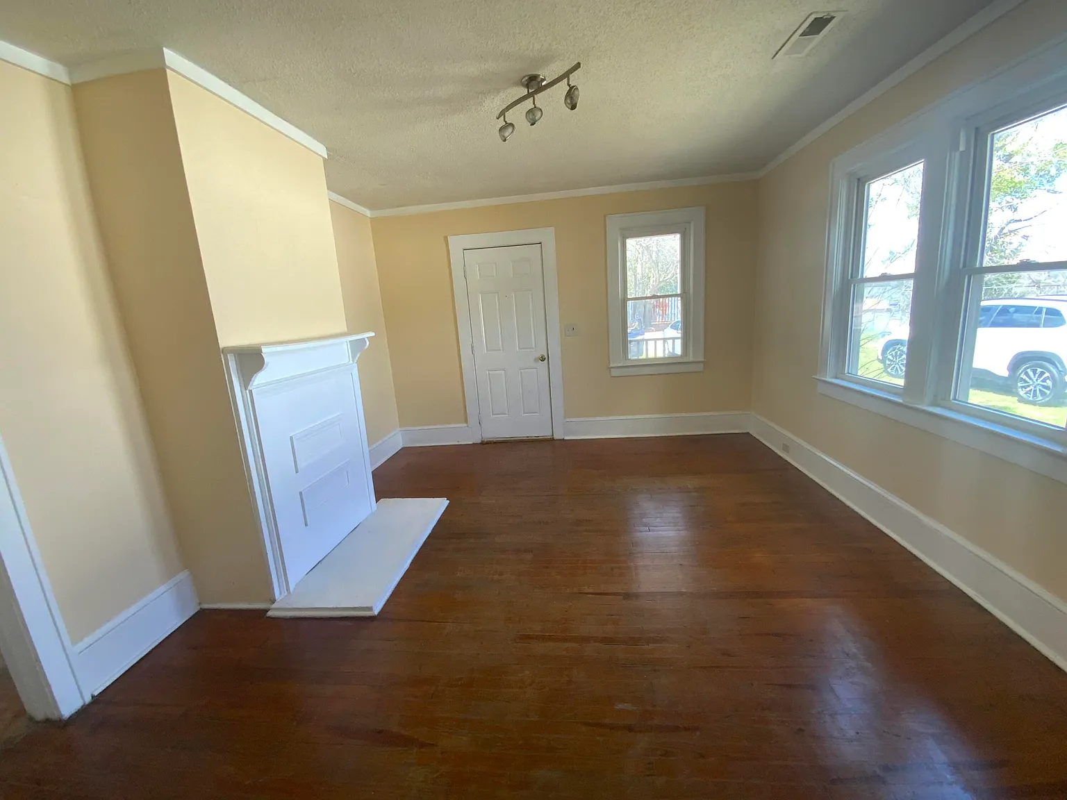 2 bed, 1.0 bath, 1009 sqft, $1,000 — Photo 3