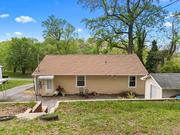 4th image of 325 Mullins St