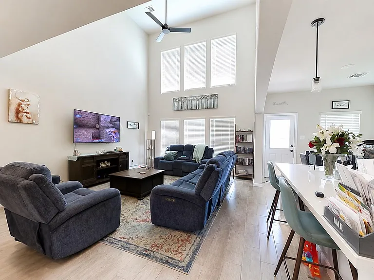 377 Selah Ct — Photo 12