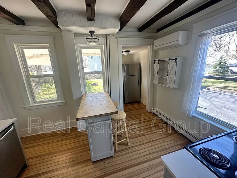 376 Kenwood Ave — Photo 3