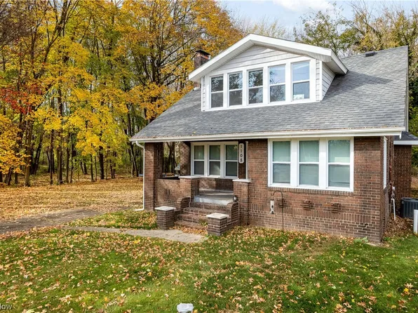 1108 White Pond Dr, Akron, OH 44320