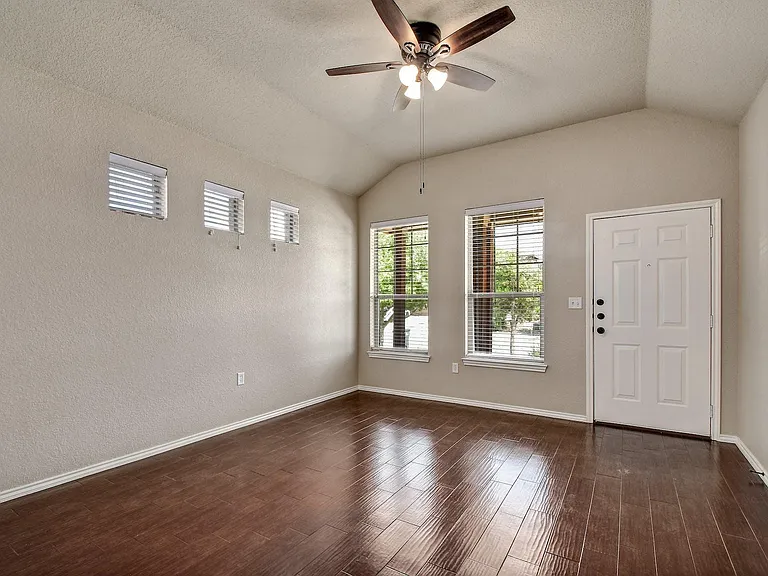573 Creekside Cir #573 — Photo 9