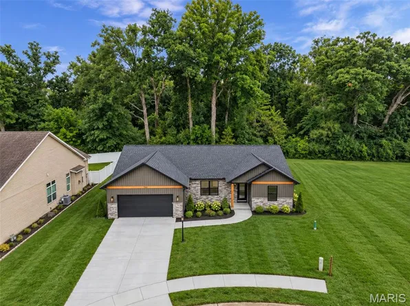 721 Pleasant Valley Dr, Godfrey, IL 62035