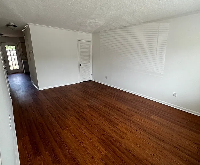 104 Dominion Ct — Photo 2