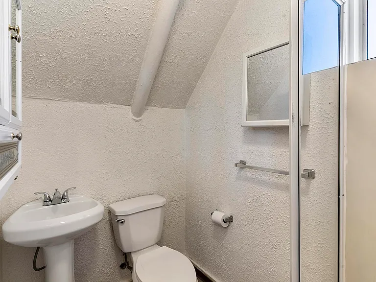 32 N Chestnut St #103 — Photo 9
