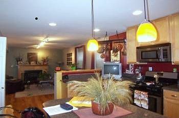 5th image of 1021 W Foster Ave