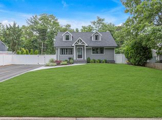 31 Apple Ln, Commack, NY 11725