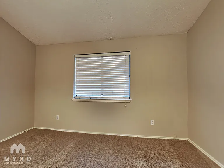 225 Bedford Ln — Photo 5