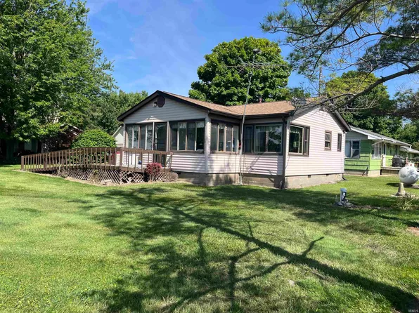 369 S 4th St, Kimmell, IN 46760