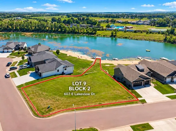 607 E Lakeview Dr, Brandon, SD 57005