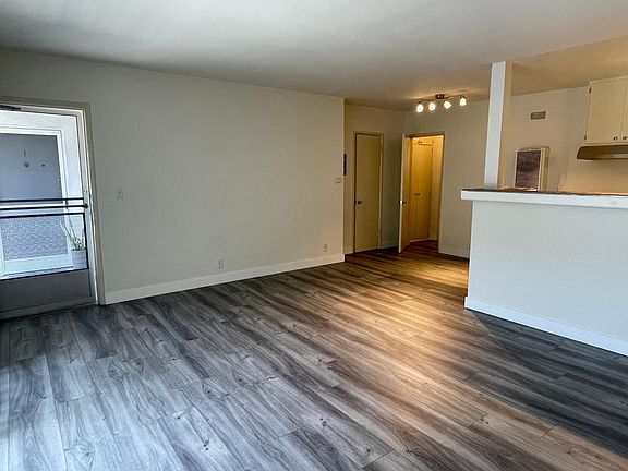 4th image of 1124 N Clark St