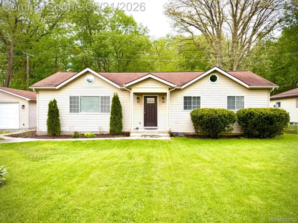 1673 Edwin Dr, Brighton, MI 48114