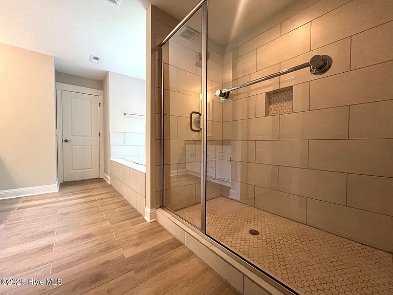 404 Endicott Ct — Photo 30
