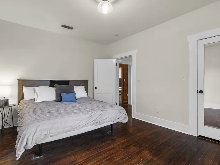 330 E Myrtle St — Photo 8
