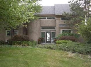 4900 Champlain Cir, West Bloomfield, MI