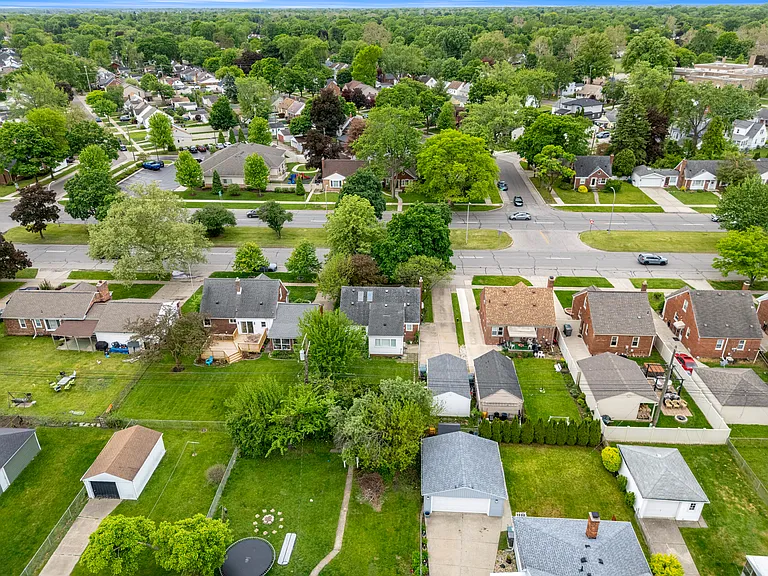 21311 Outer Dr — Photo 46