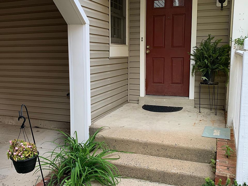 1st image of 2919D S Woodstock St #4