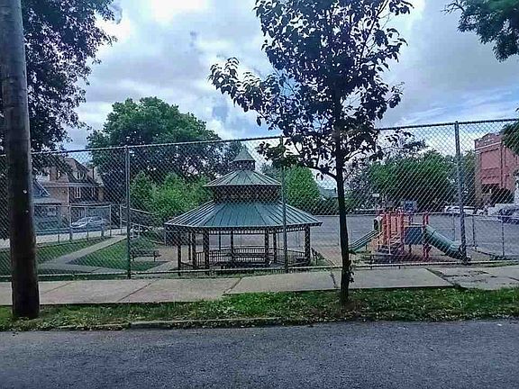 5th image of 7932 Saint Lawrence Ave