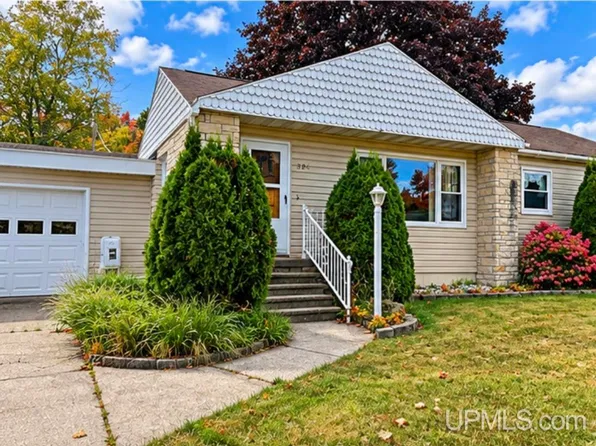 324 E Jewell St, Munising, MI 49862