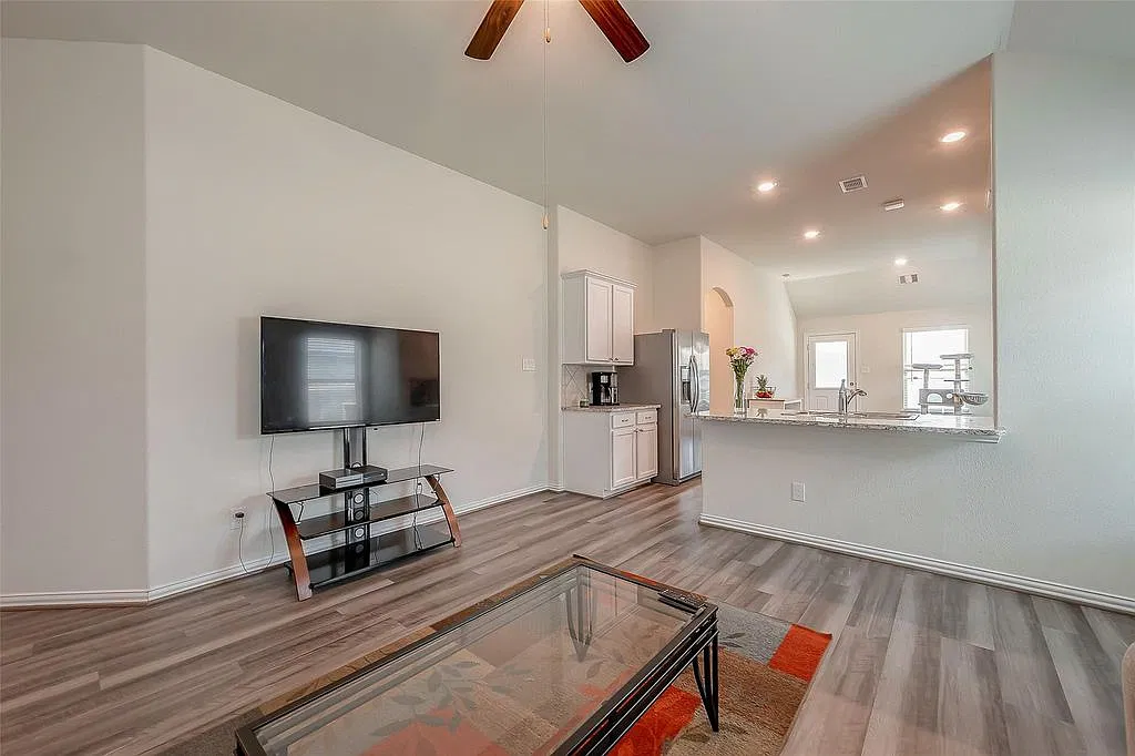 3 bed, 1586 sqft, $2,050 — Photo 3