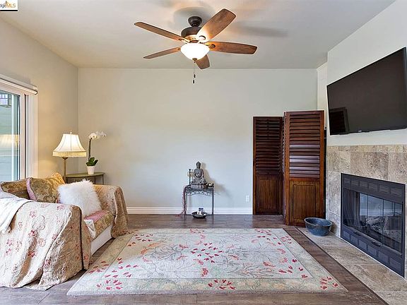 3rd image of 155 Shoreline Ct