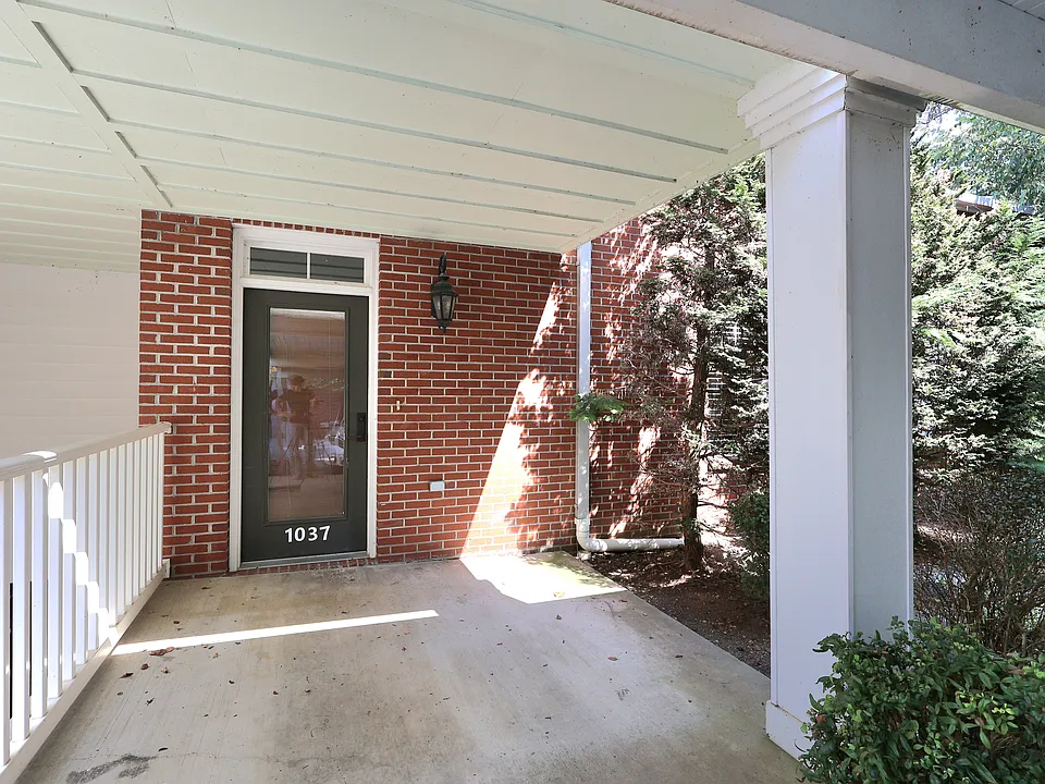 1037 Waterford Pl