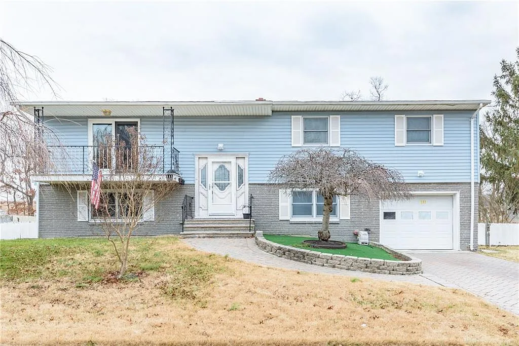 111 Greymoor Rd photo 1