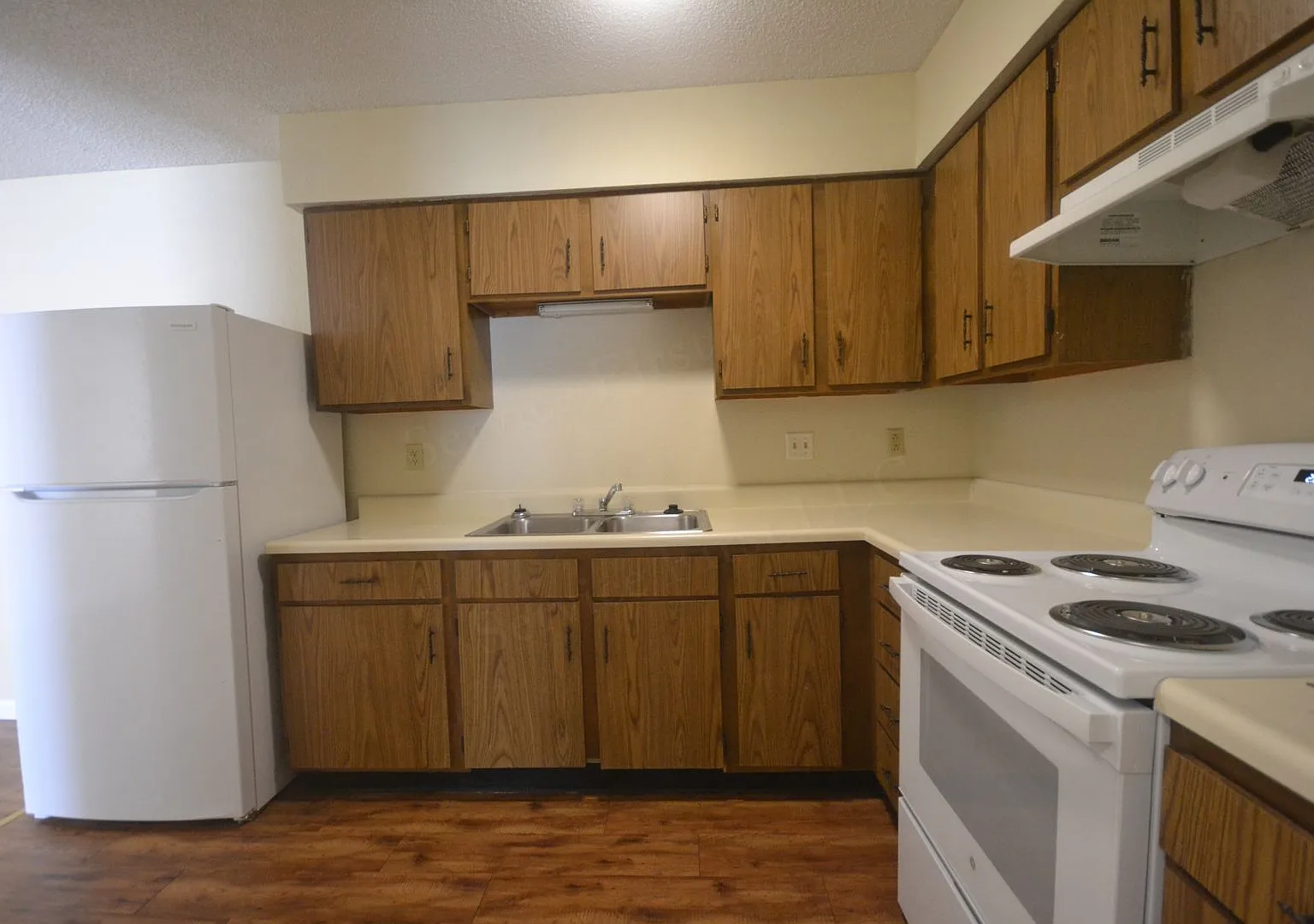 Buffalo Apartments (Bison Terrace) — Photo 2