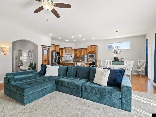 7645 Leawood St, Papillion, NE 68046