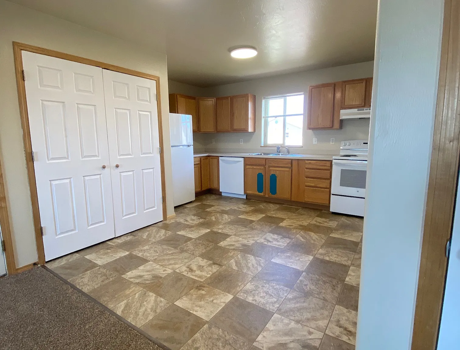 2 bed, 980 sqft, $1,350 — Photo 1