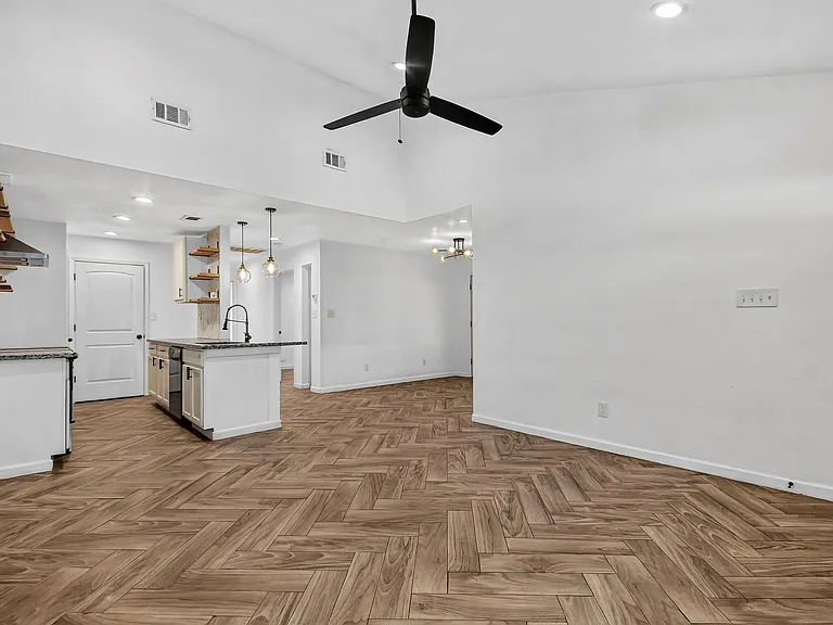 4530 Stanford Ct — Photo 2