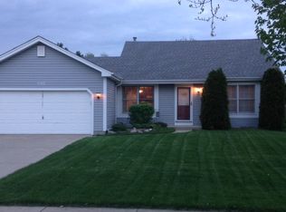 1198 Amberwood Dr, Crystal Lake, IL 60014