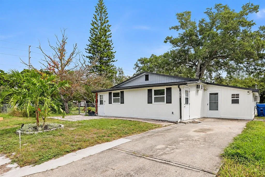 4 bed, 2.0 bath, 1824 sqft, $3,300 — Photo 3