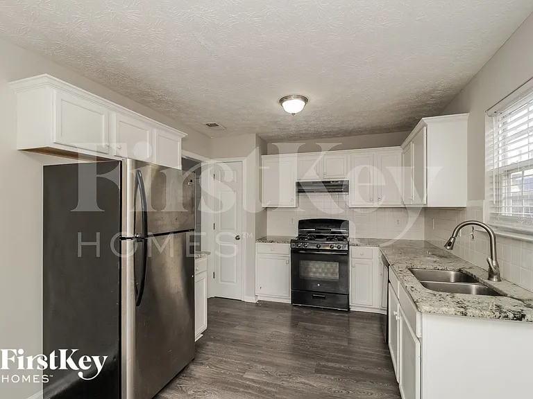 102 Chartres St — Photo 6
