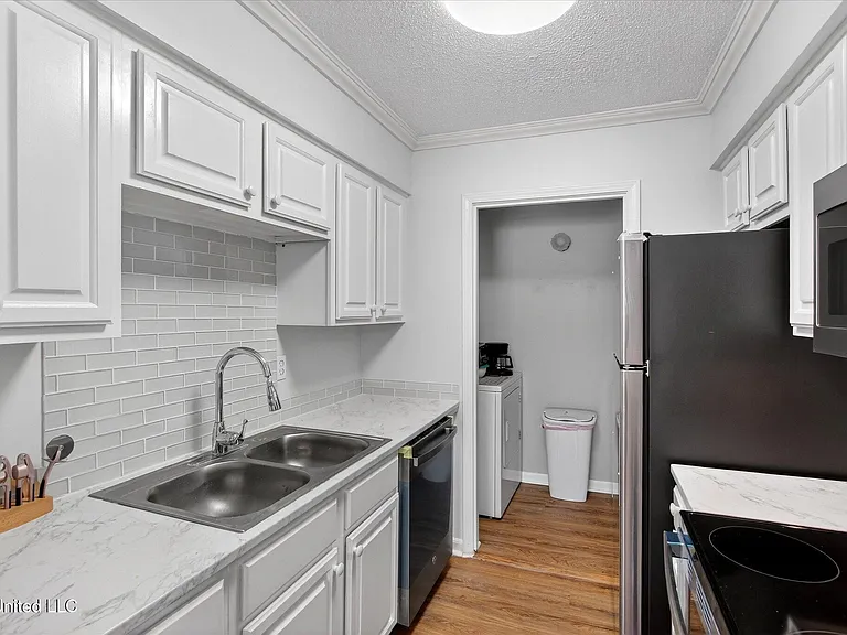 223 Highpoint Dr — Photo 6