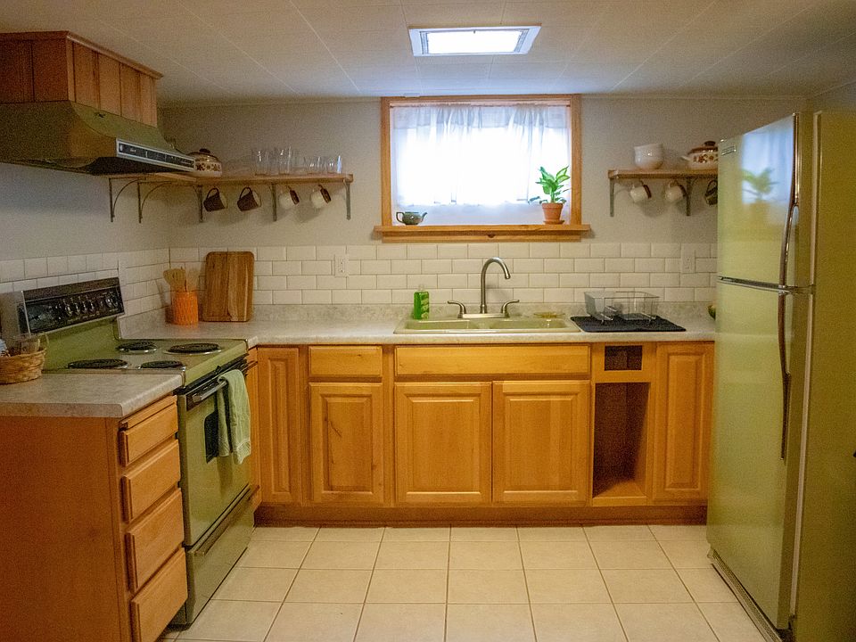 Retro Kitchen - Fully Stocked!
