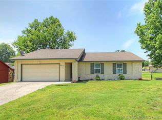 806 Regency Ln, Sapulpa, OK 74066
