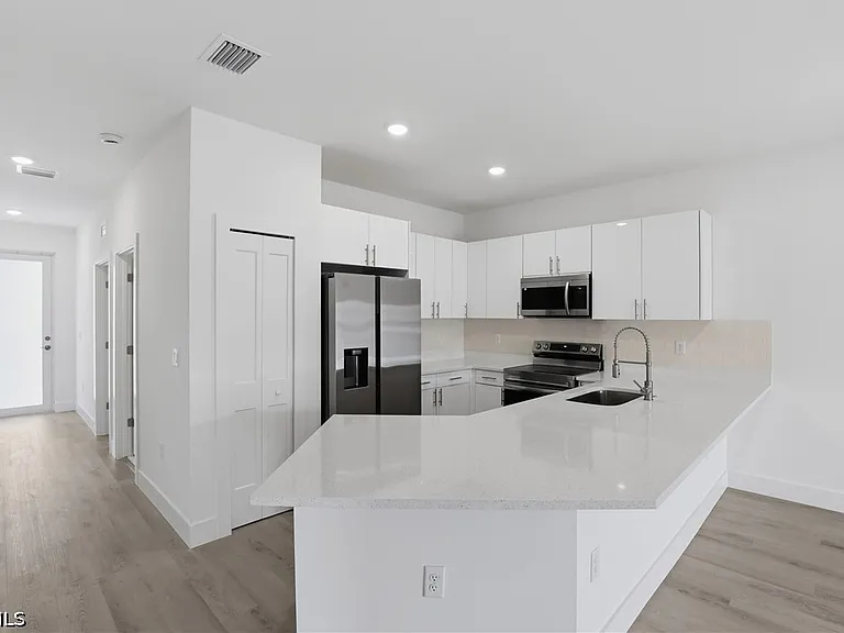 723 Ivan Ave S — Photo 16