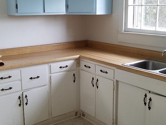 Large, bright eat-in kitchen