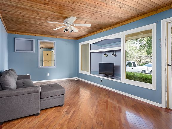 4th image of 327 Kelly Dr