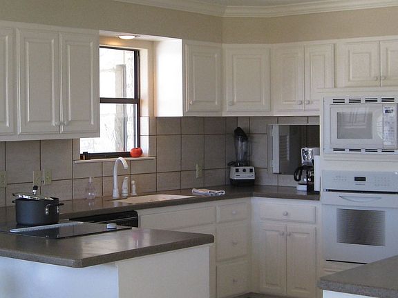 peninsula kitchen w/ crown