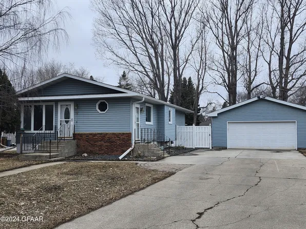 17 Garden Ct NW, East Grand Forks, MN 56721